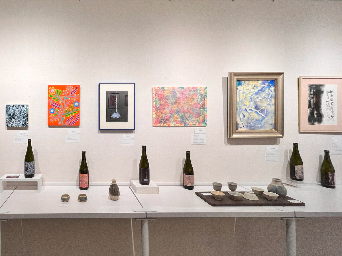 ラベルを展示する様子