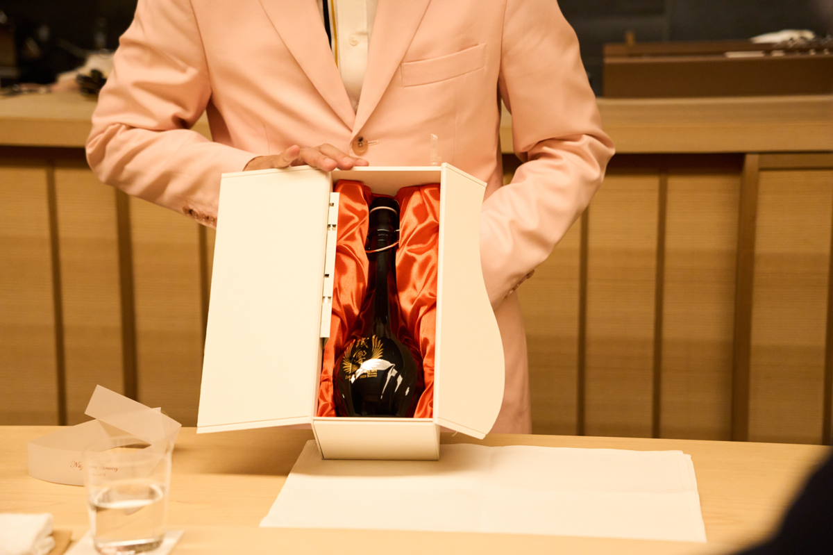 日本酒の説明をする男性