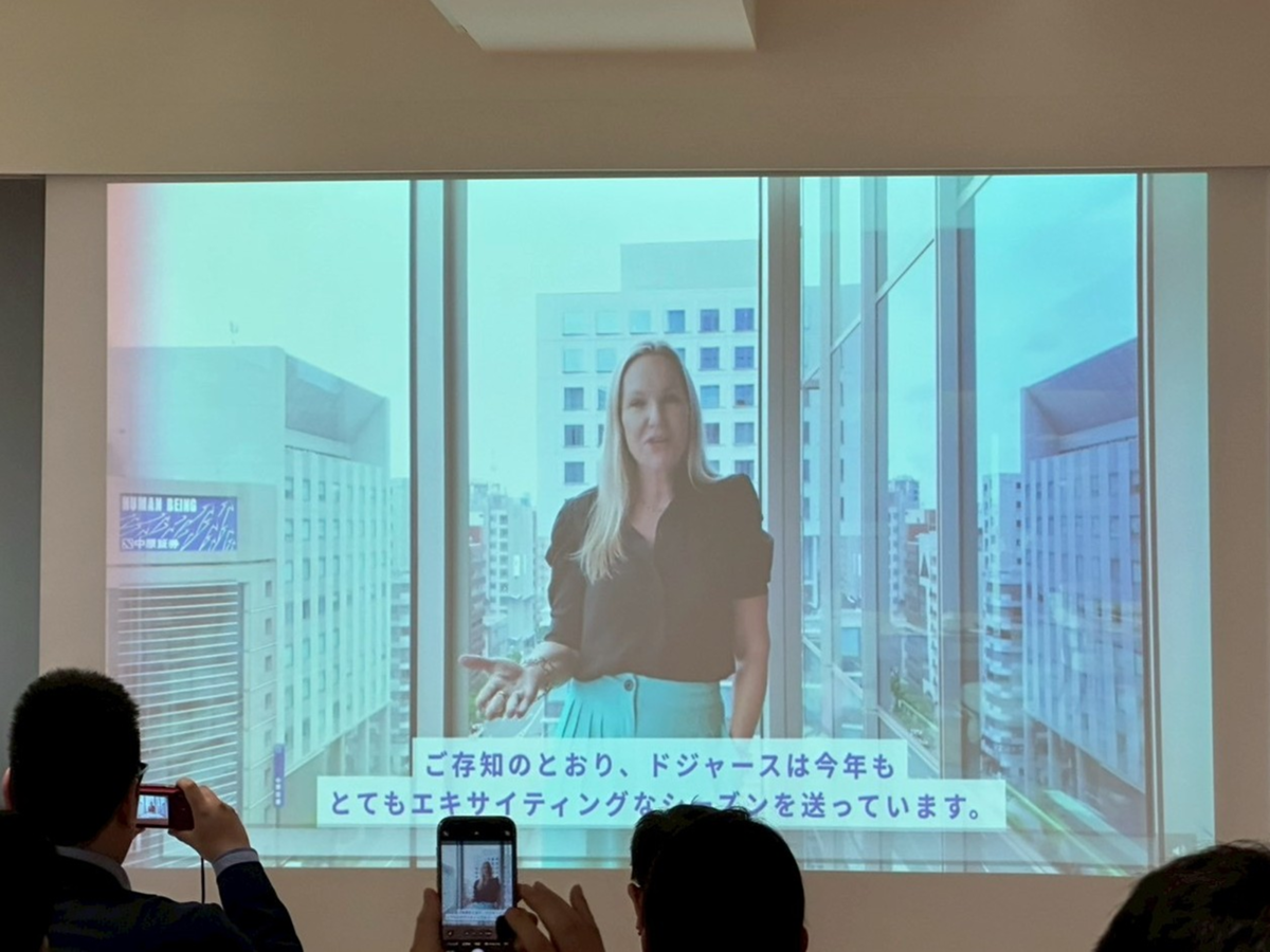 ビデオメッセージを残す女性