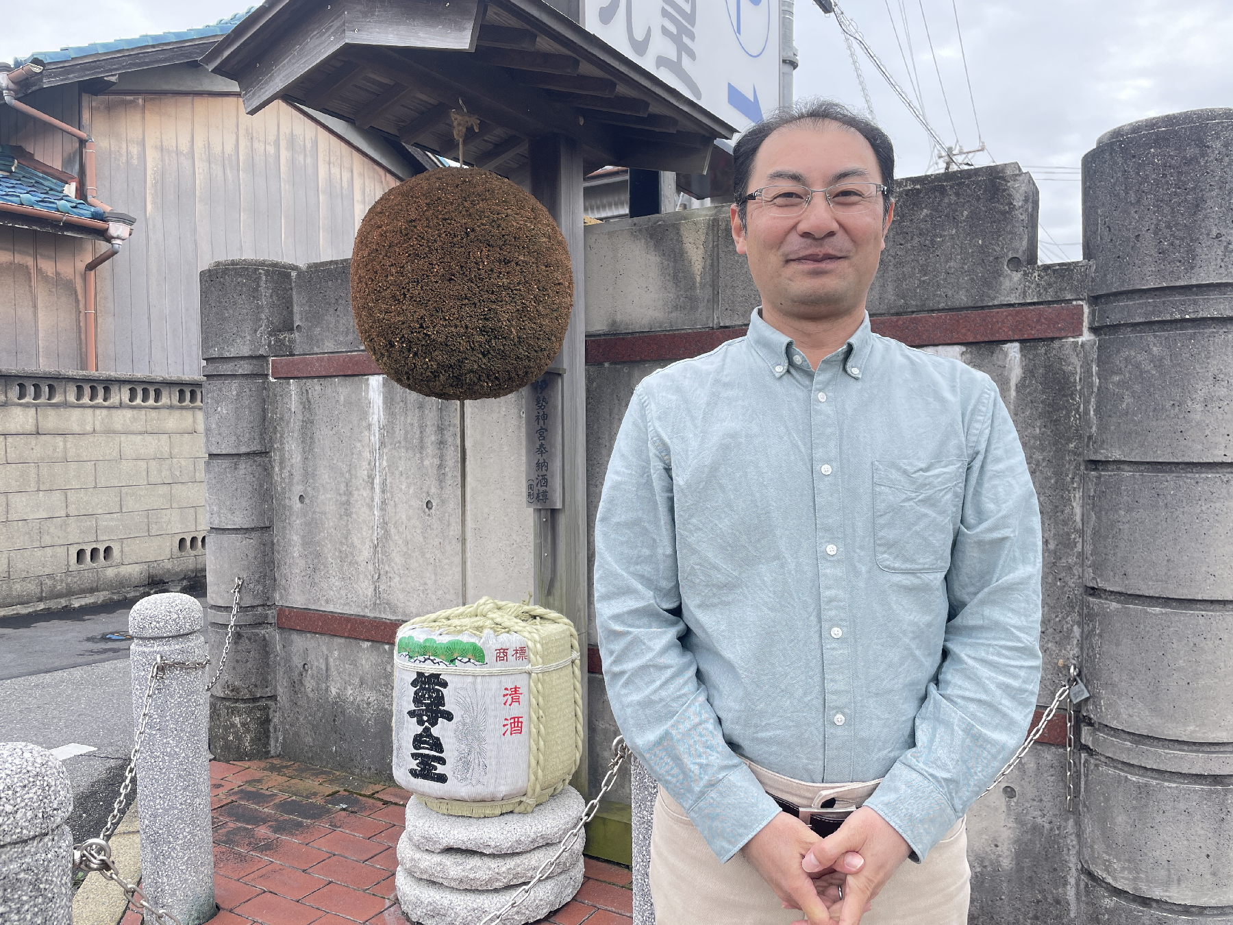 酒樽の前に立つ男性