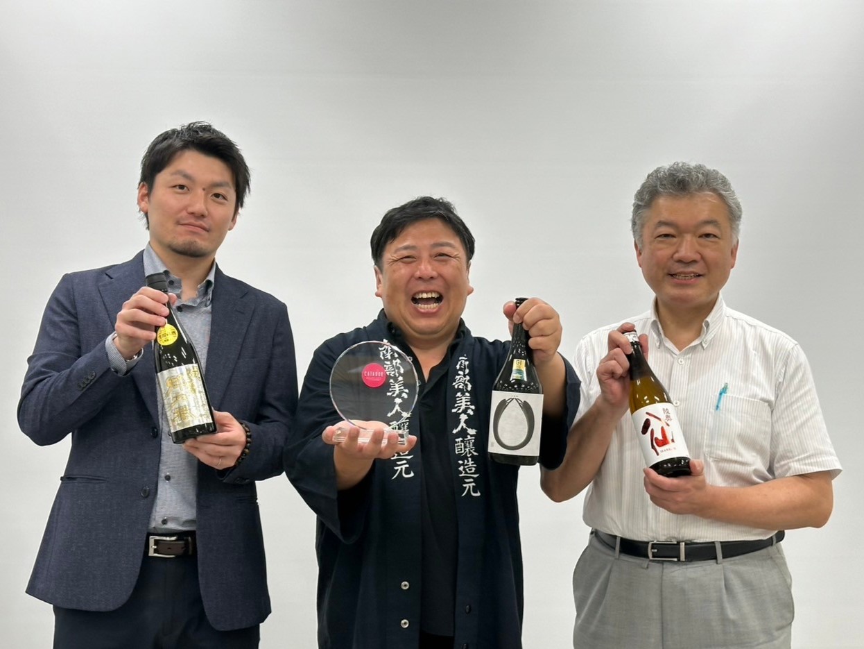 日本酒の瓶を手に持つ男性3人