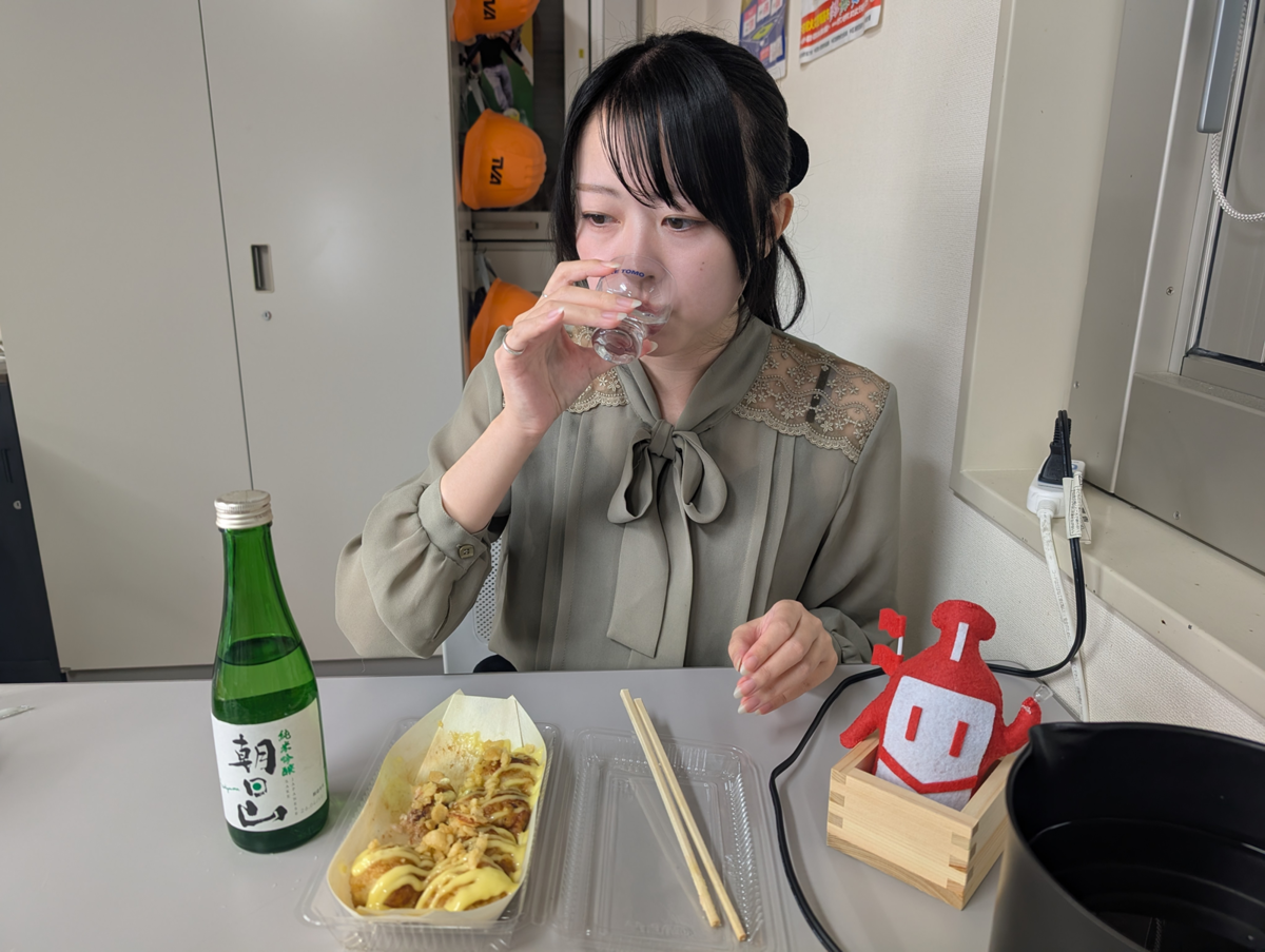 日本酒を飲む女性