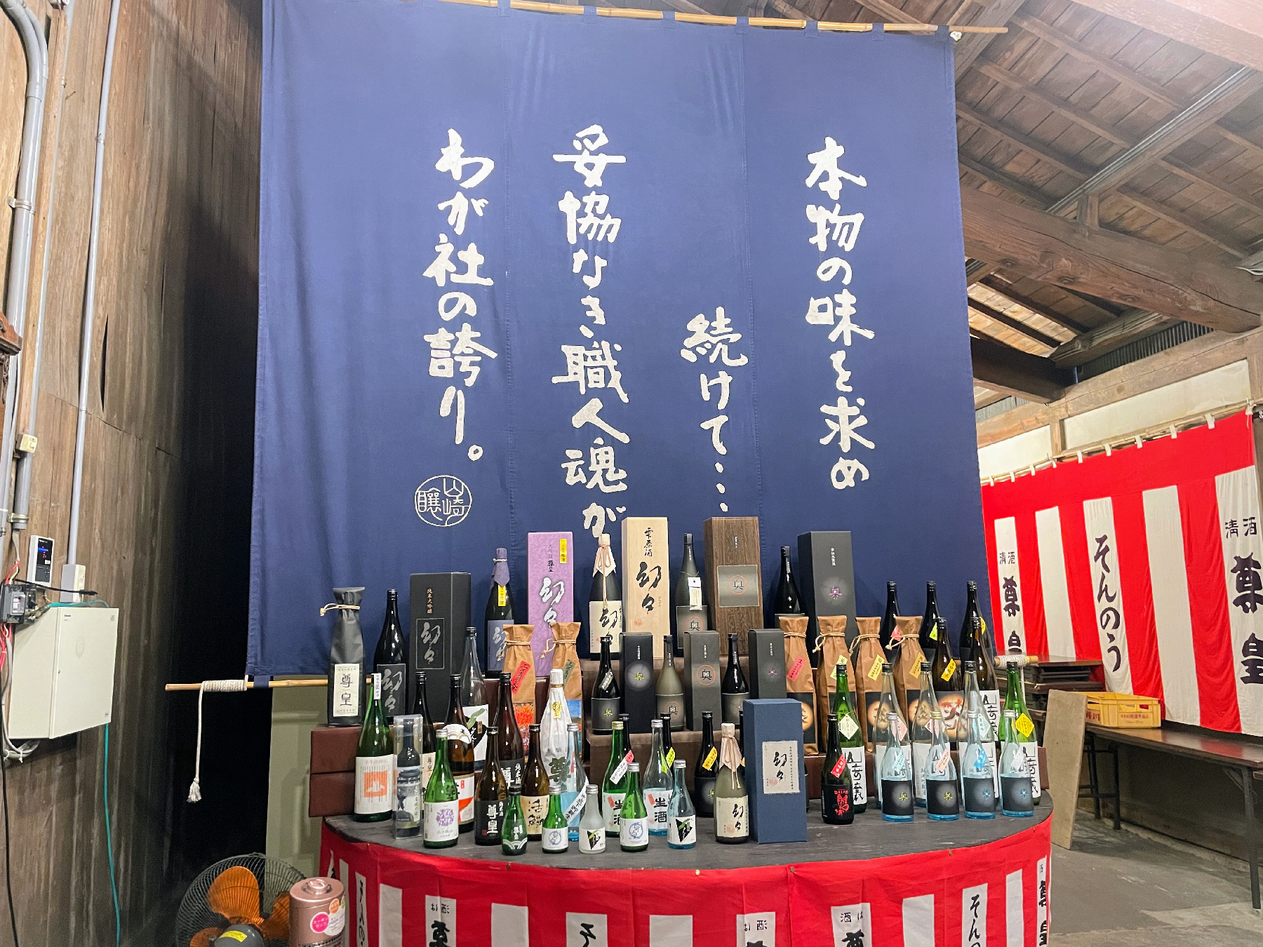 日本酒の瓶が並ぶディスプレイ