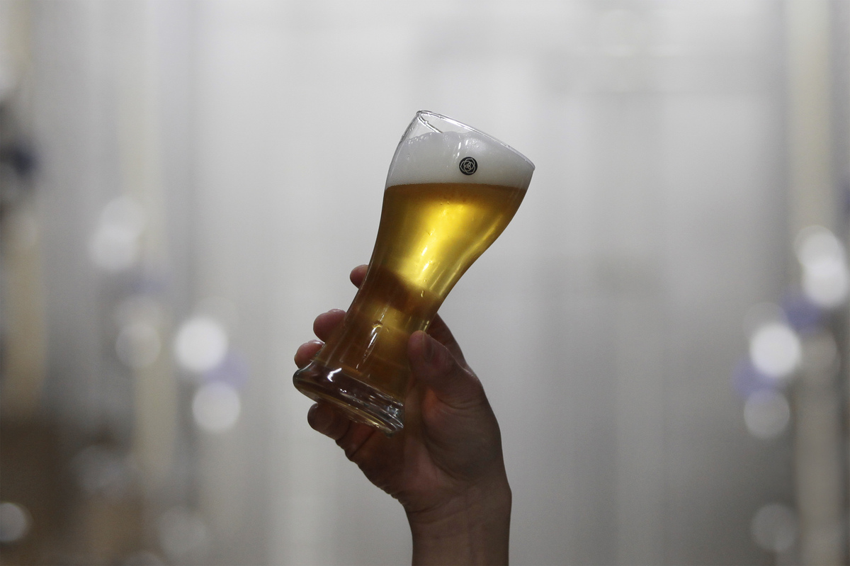 ビールが入ったグラスを手に持つ様子