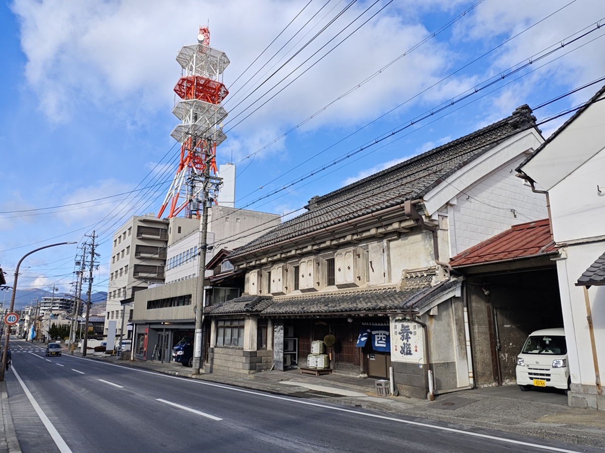 古い町並みの奥に鉄塔