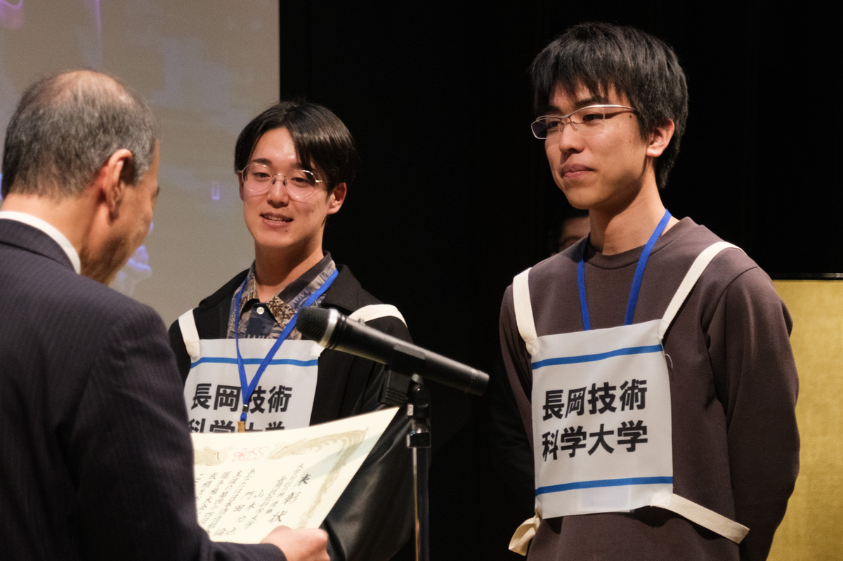 「大学生対抗の部」優勝・長岡技術科学大学（写真左から門田 倫さん、山本 力也さん）