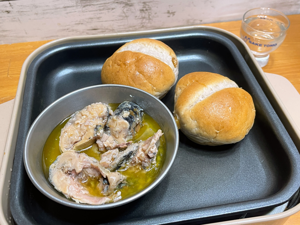 ホットプレートにのったアヒージョとパン