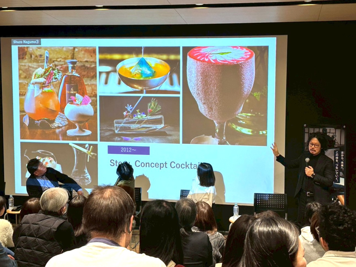 資料を使って登壇する男性