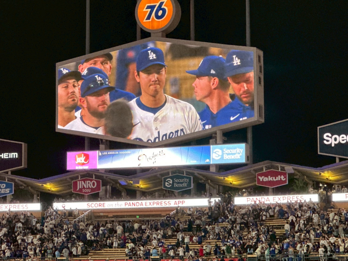 ドジャースタジアムモニターに映る選手たち