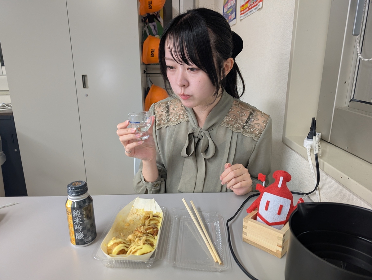 日本酒を飲む女性