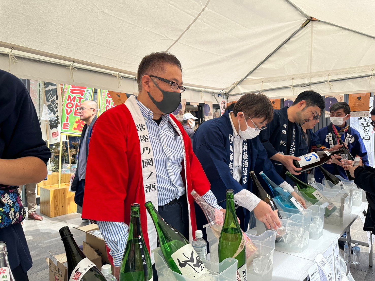 日本酒を提供する男性