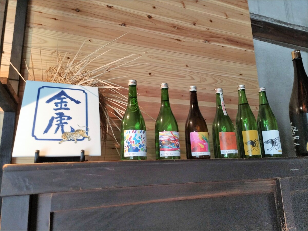 棚に飾られた日本酒