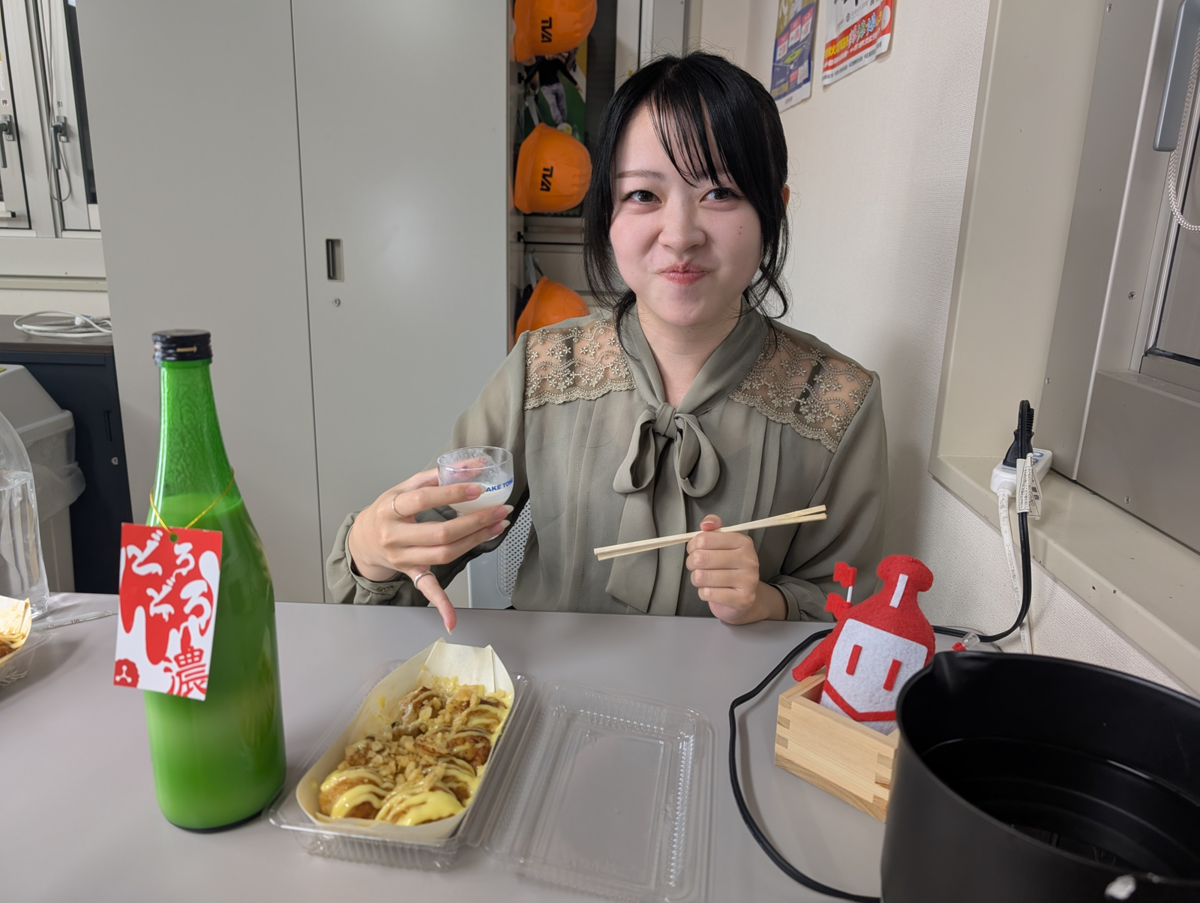 日本酒を飲む女性