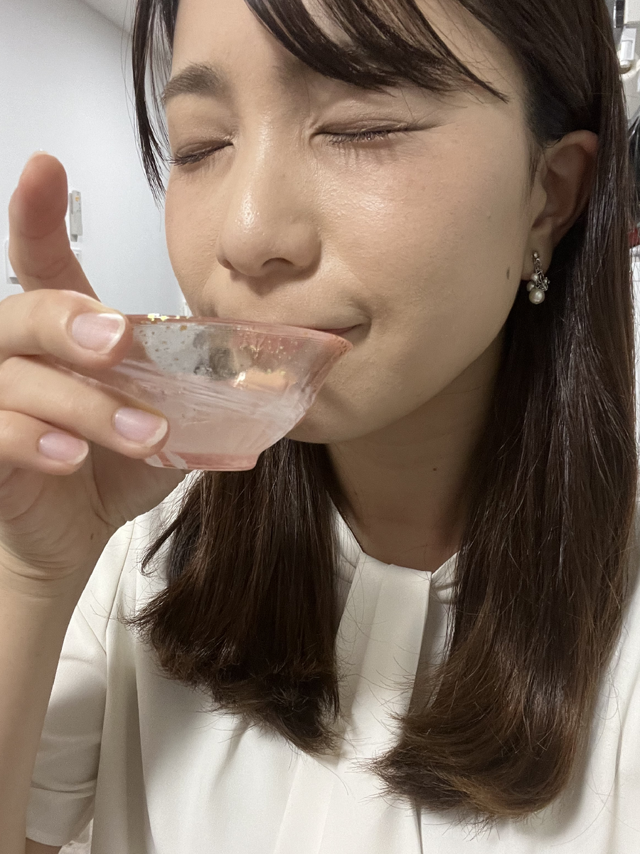 お猪口から日本酒を飲む女性