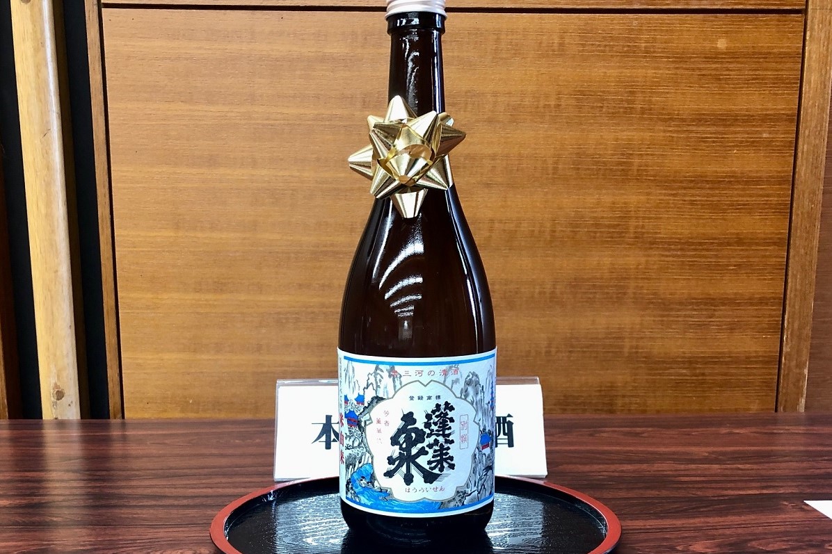日本酒の四合瓶「蓬莱泉別撰」