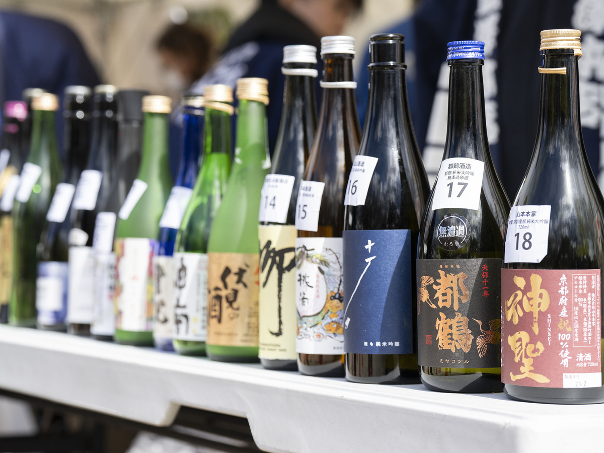 日本酒の瓶が並ぶ様子