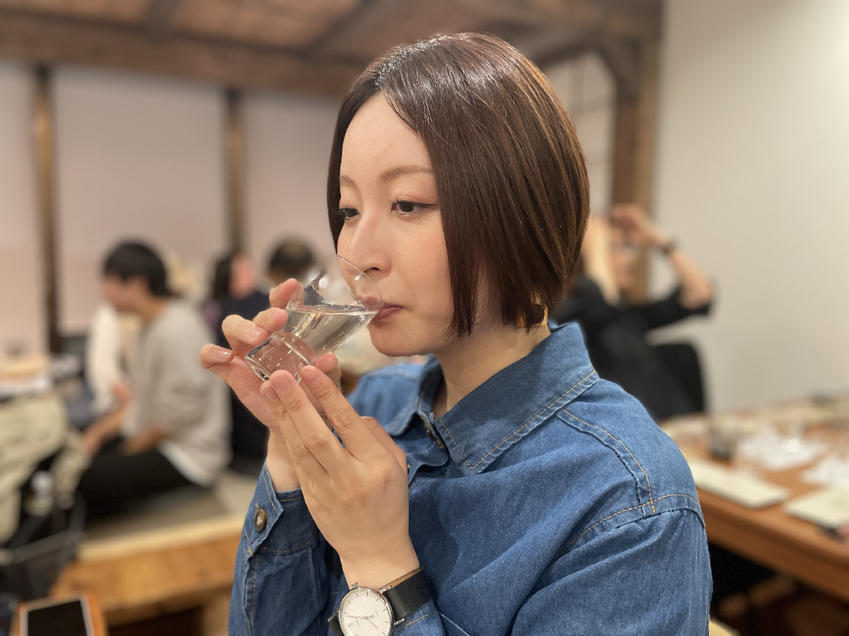 日本酒を飲む女性