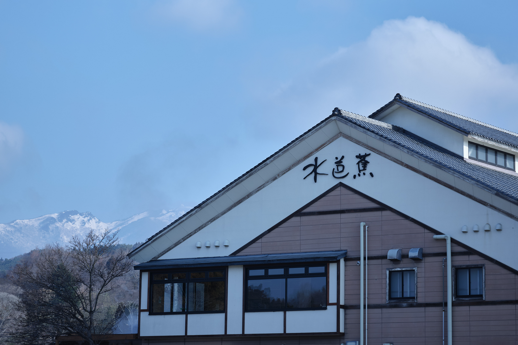 白い壁三角屋根の建物