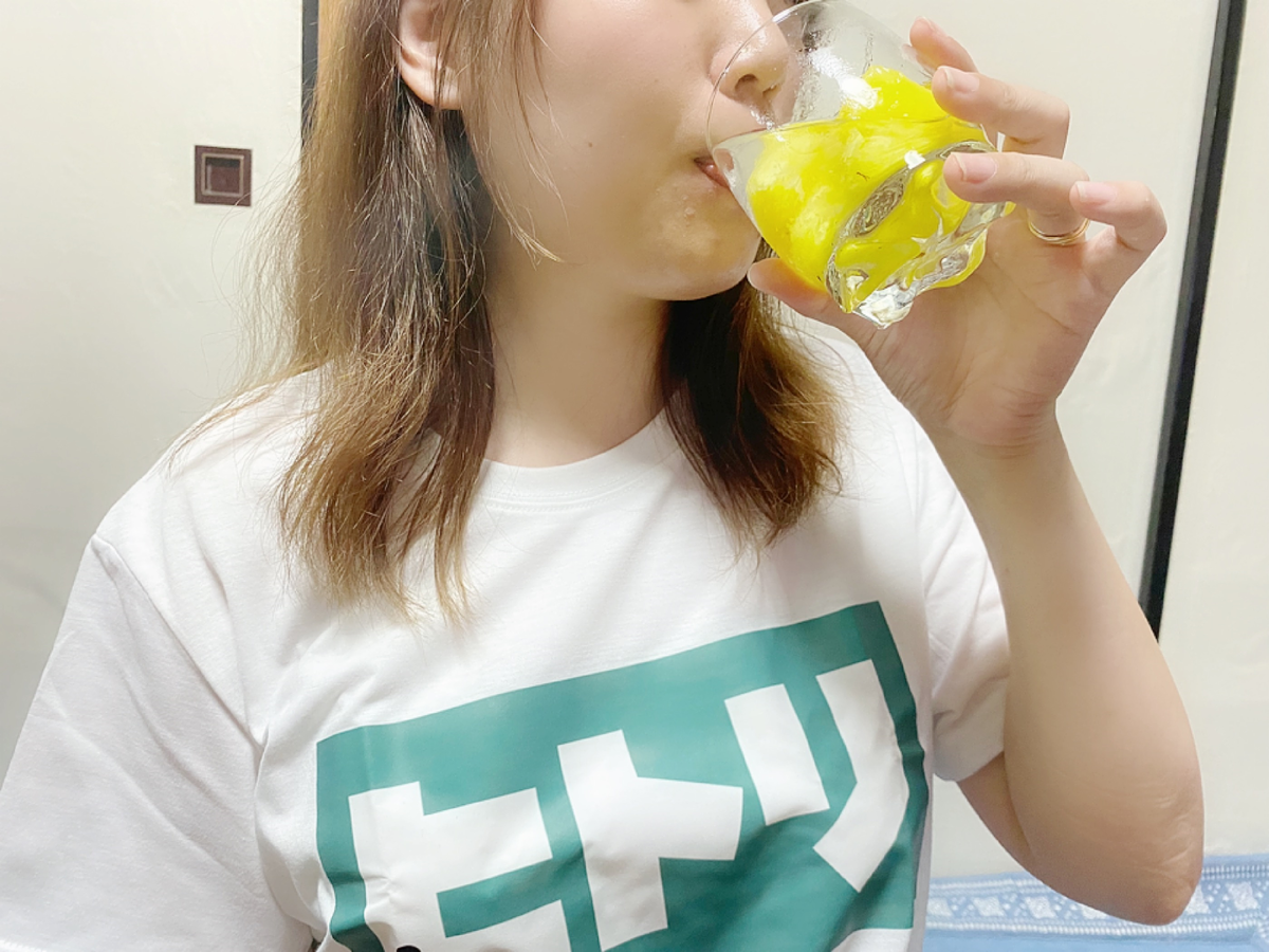 フルーツ入りの日本酒を飲む女性