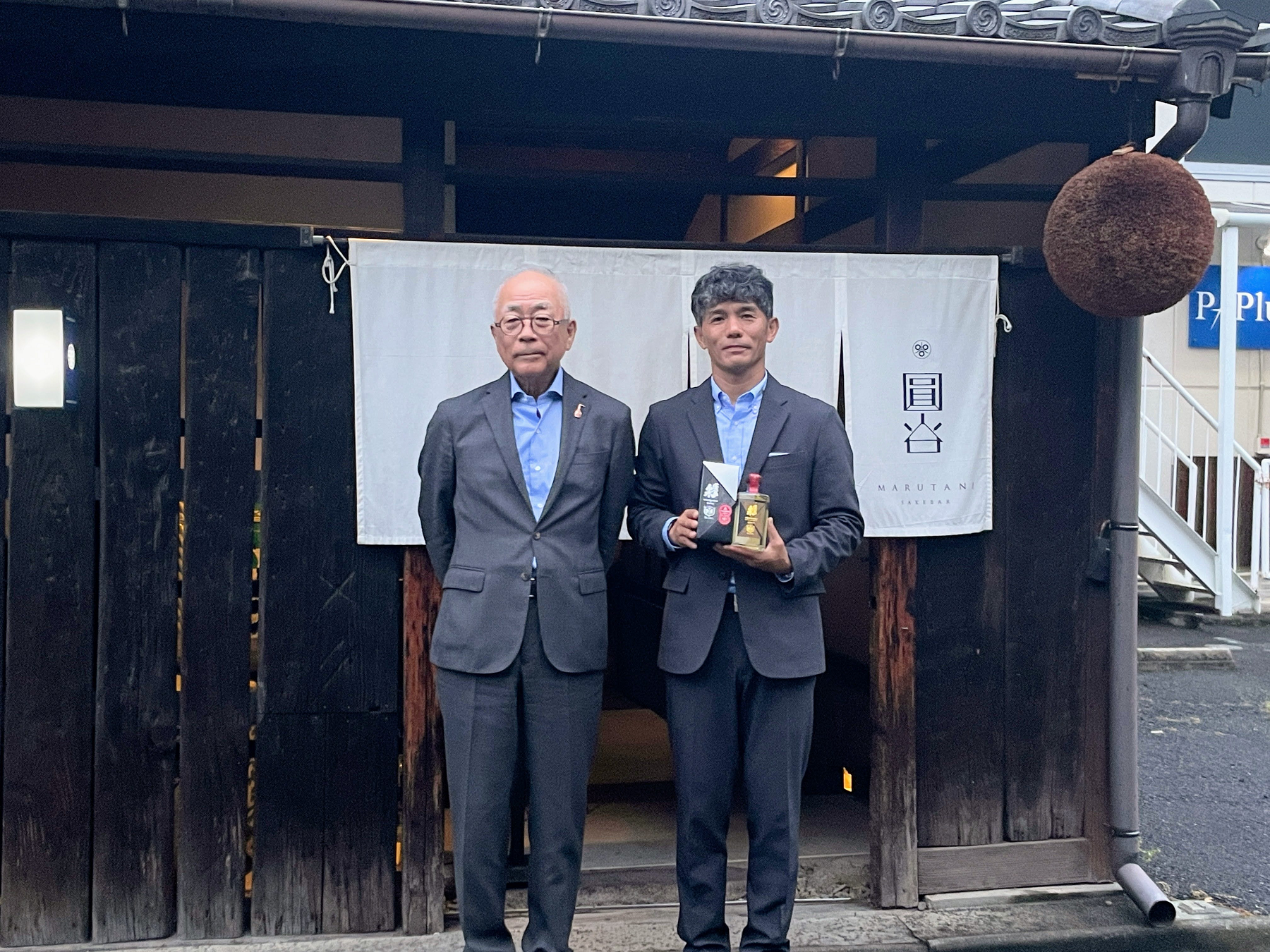 古民家風なお店の前に並ぶ男性2人