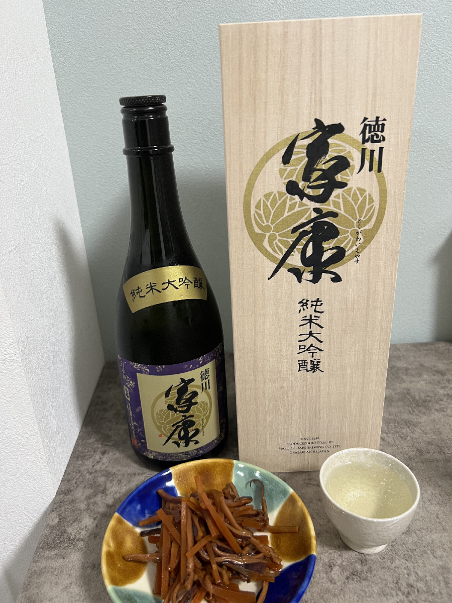 台の上にある日本酒のボトルといかにんじん