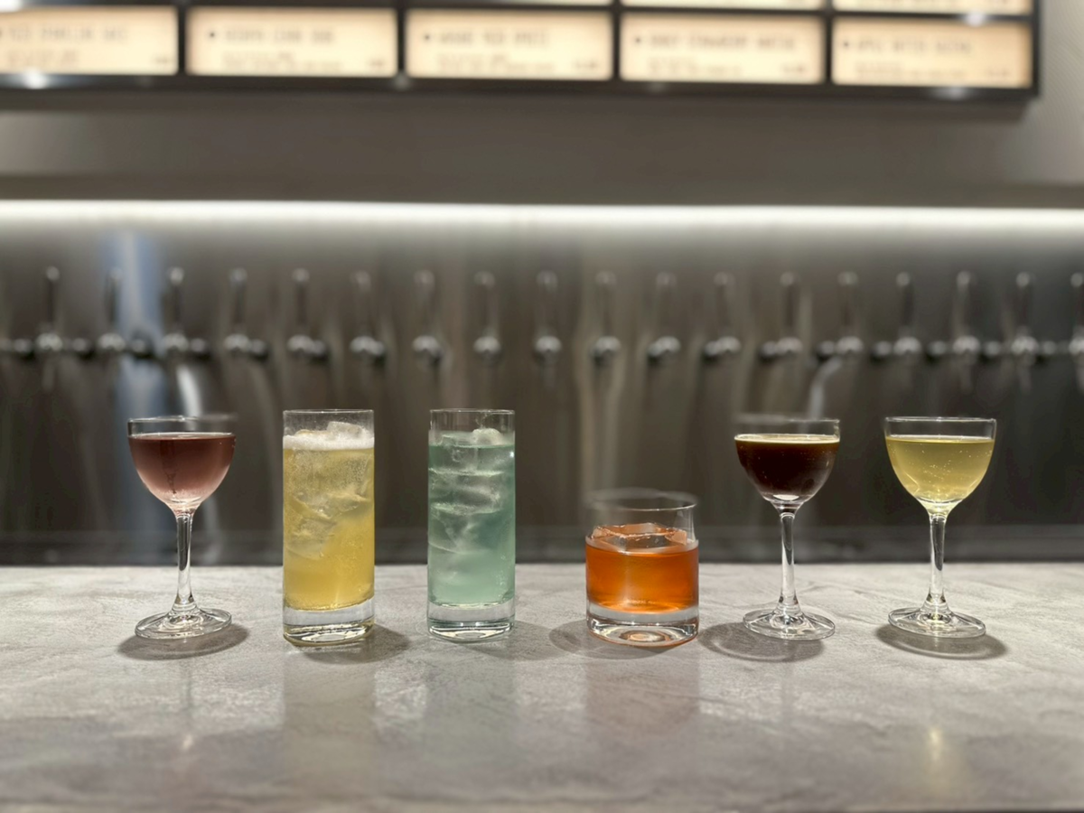 並ぶカクテル