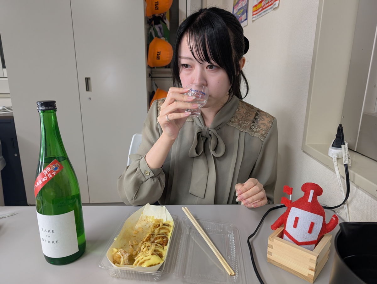 日本酒を飲む女性
