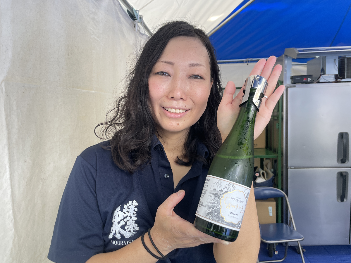 日本酒の瓶を持つ女性