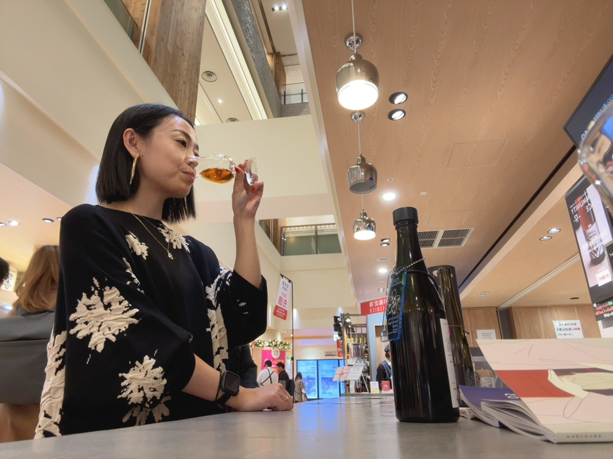 グラスでお酒を飲む女性