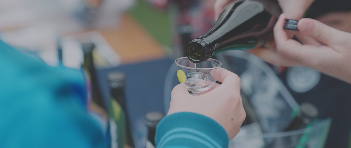 おちょこに日本酒を入れている様子