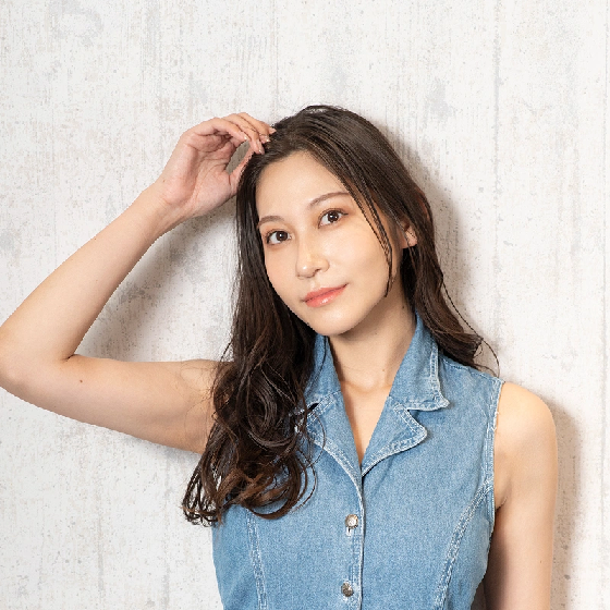 前髪を触る女性