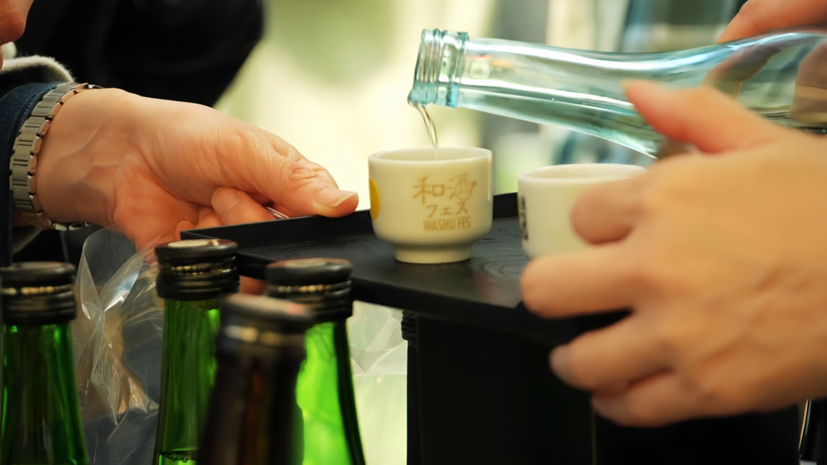 日本酒を注ぐ手元