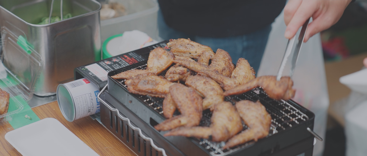 手羽先を焼いている様子