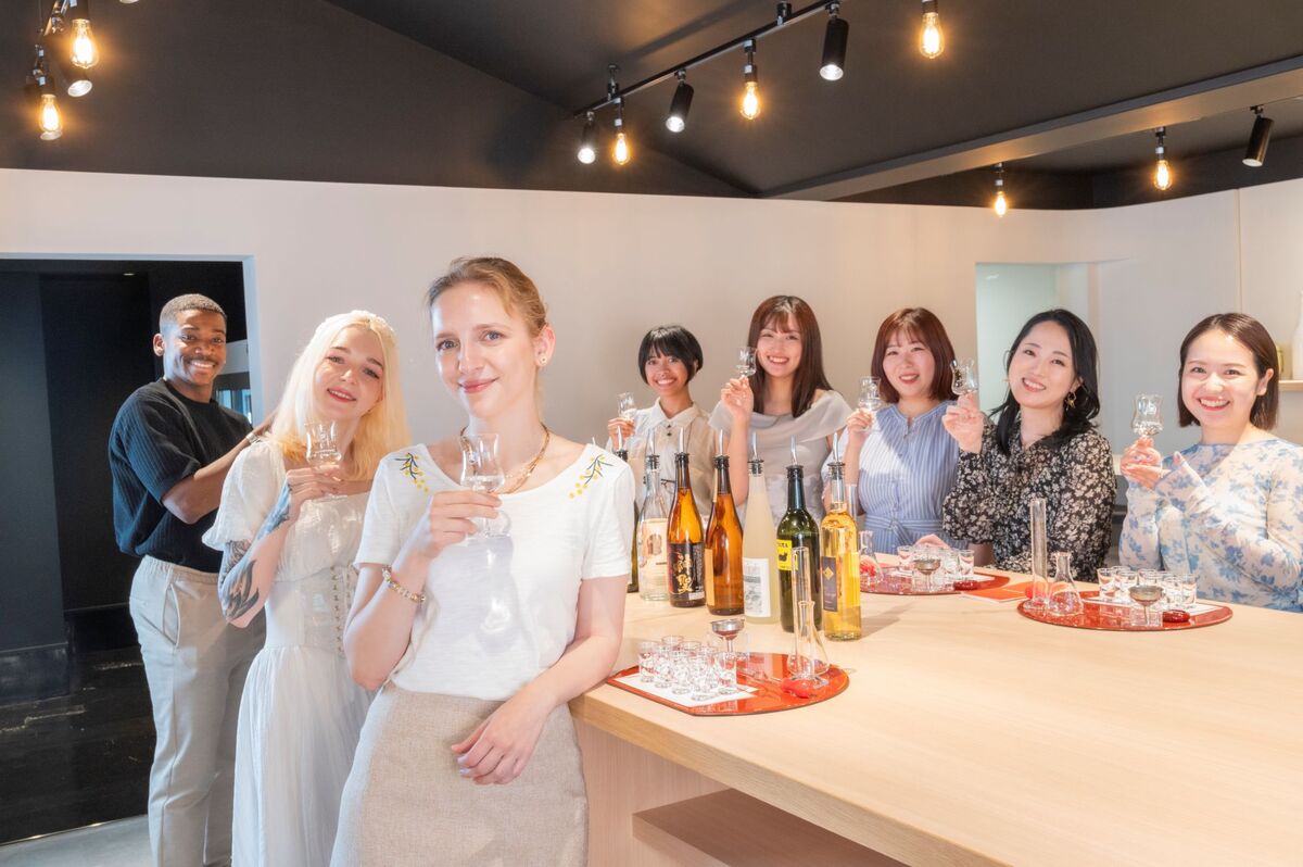 お酒を手に持つ、日本人や外国人