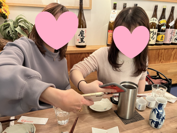 スマホで写真を撮る女性