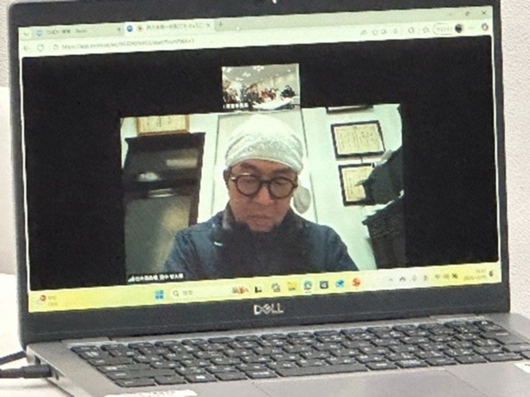 オンライン会議の男性