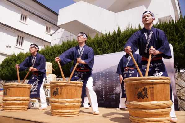 「酒造り唄」披露の様子