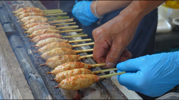 つくねを焼いている手