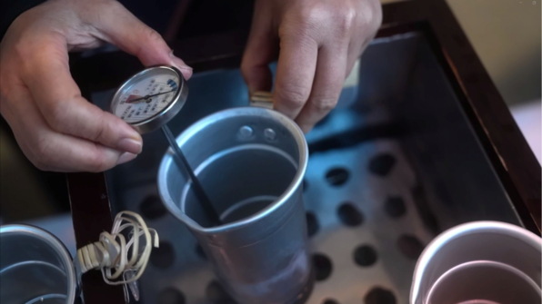 日本酒の温度を測っている様子